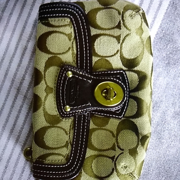 VGUC. Coach Vintage wristlet. - Picture 3 of 7